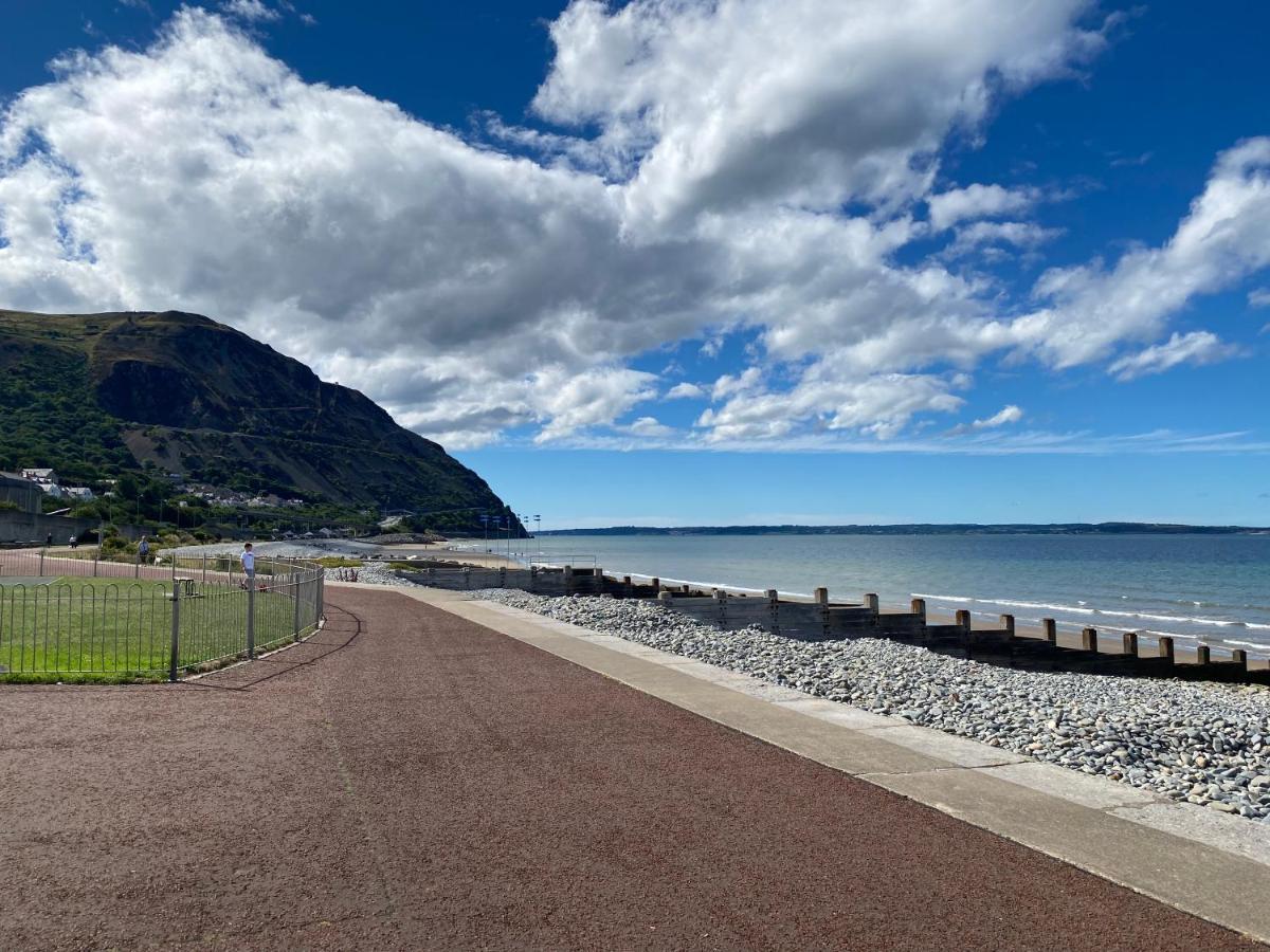 Lovely New 2 Bedroom Condo With Stunning Seaviews Penmaen-mawr Dış mekan fotoğraf